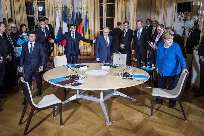 Image in @MarioNawfal's post: This is the first time Zelensky and Putin met, back in 2019.
Looking at this photo now, what’s th…