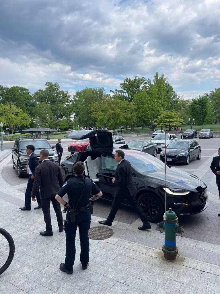 Image in @MarioNawfal's post: Elon just wrapped up a meeting with senate majority leader Chuck Schumer.
Elon said they talked a…