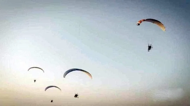 Image in @MarioNawfal's post: 🚨BREAKING: Battles are currently taking place with Hamas paratroopers who JUST landed in Israel
CI…