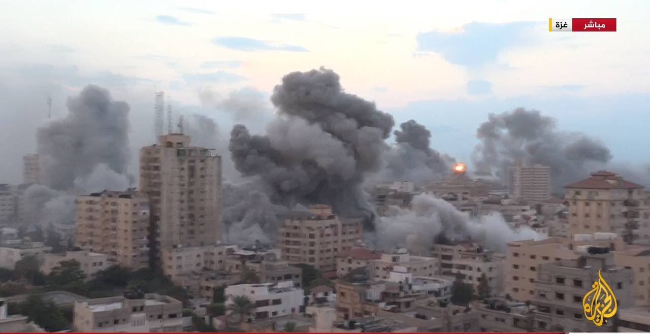 Image in @MarioNawfal's post: JUST IN: Massive airstrikes on Ar Ramal, Gaza city