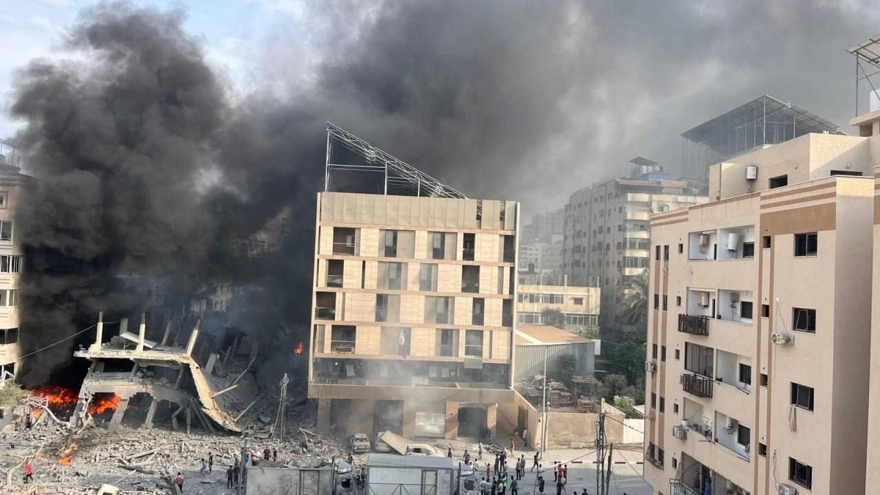 Image in @MarioNawfal's post: JUST IN: Al Badrasawi building has been targeted by Israeli Forces in the West of Gaza city