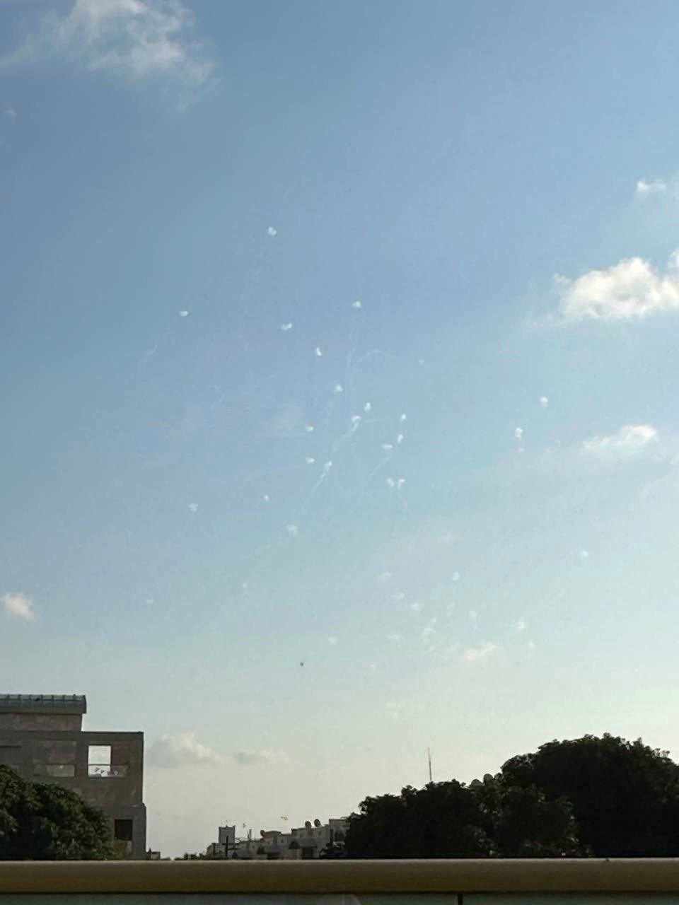 Image in @MarioNawfal's post: 🚨 BREAKING: Rockets flying out of Gaza towards the area of Ashkelon now.
This follows an earlier w…