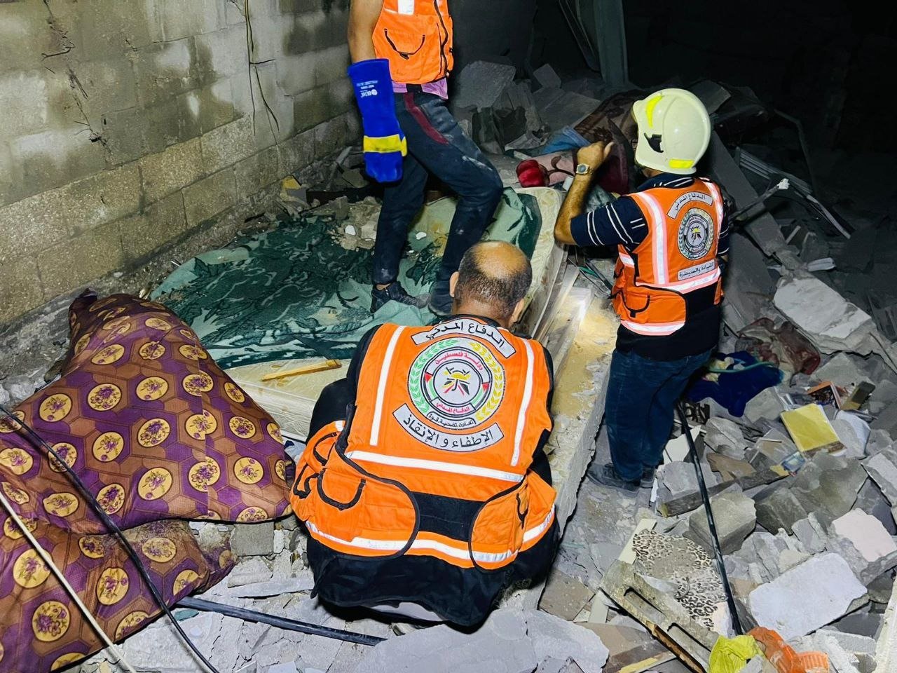 Image in @MarioNawfal's post: 🚨 FOOTAGE: Civil defense crews working in homes destroyed in Gaza.
Source: qudsn https://t.co/WI6…