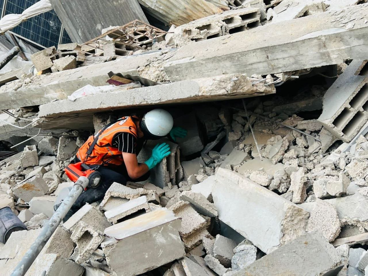 Image in @MarioNawfal's post: 🚨 FOOTAGE: Civil defense crews working in homes destroyed in Gaza.
Source: qudsn https://t.co/WI6…