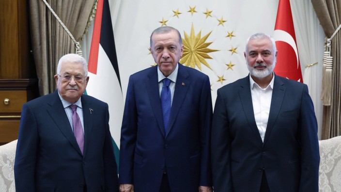 Image in @MarioNawfal's post: 🚨 JUST IN: TURKISH PRESIDENT DEFENDS HAMAS
Erdogan reiterated that, in his view, Hamas is not a te…
