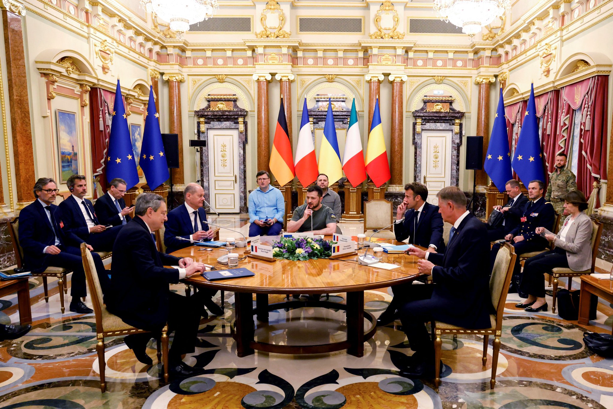 Image in @MarioNawfal's post: 🚨 U.S. and EU Explore Ukraine Russia Peace
- Discussions have begun between U.S. and EU officials,…