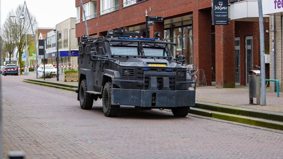 Image in @MarioNawfal's post: 🚨🇳🇱SUSPECT ARRESTED - EDE HOSTAGE SITUATION OVER?
Police ordered someone onto their knees and arr…