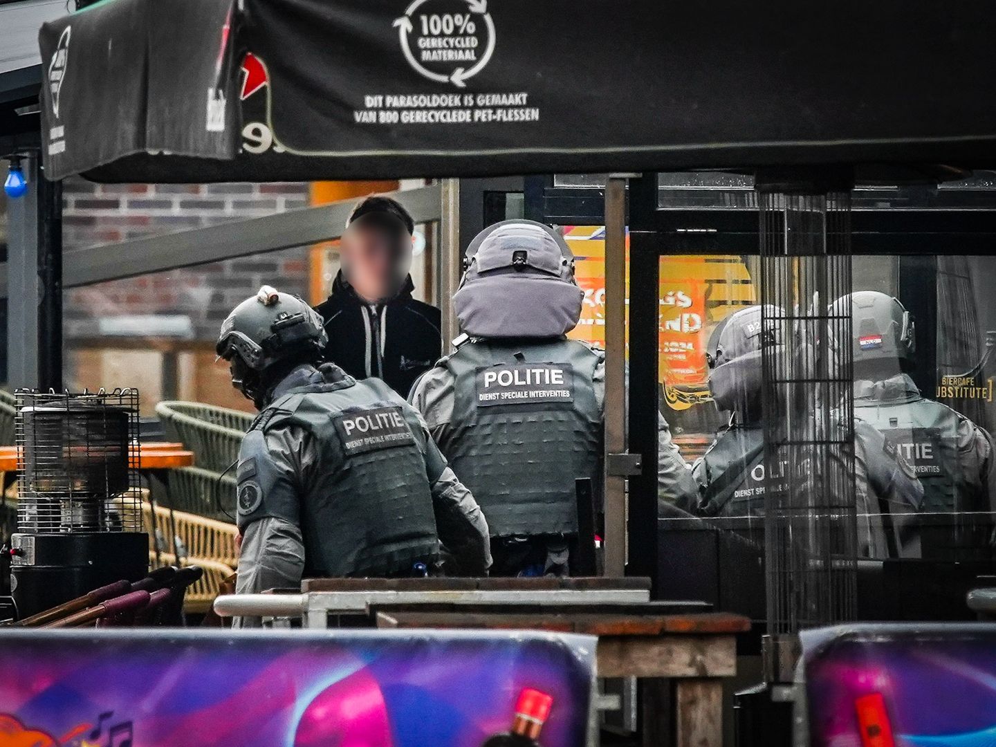Image in @MarioNawfal's post: 🚨🇳🇱SUSPECT ARRESTED - EDE HOSTAGE SITUATION OVER?
Police ordered someone onto their knees and arr…