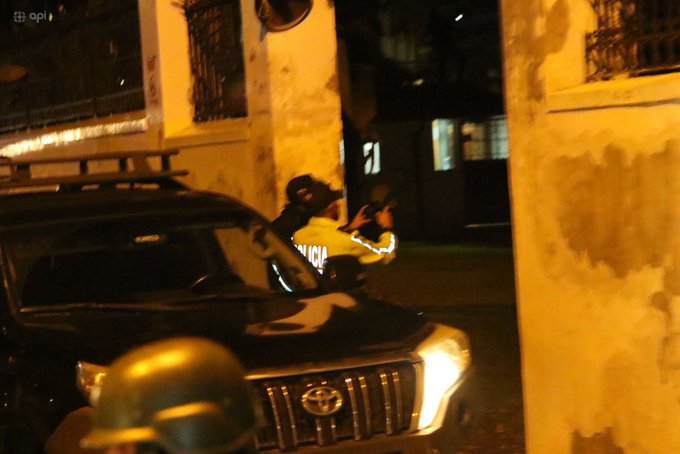 Image in @MarioNawfal's post: 🇪🇨🇲🇽 BREAKING: Mexico cuts ties with Ecuador
This comes after the Ecuadorian police officers brok…