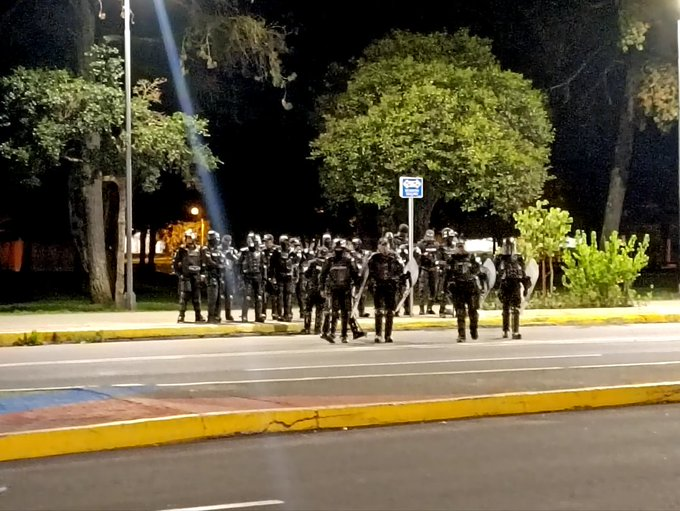 Image in @MarioNawfal's post: 🇪🇨🇲🇽 UPDATE: POLICE SURROUND EMBASSY IN RIOT GEAR
Source: @AlertasMundial https://t.co/5TLHzygaQI