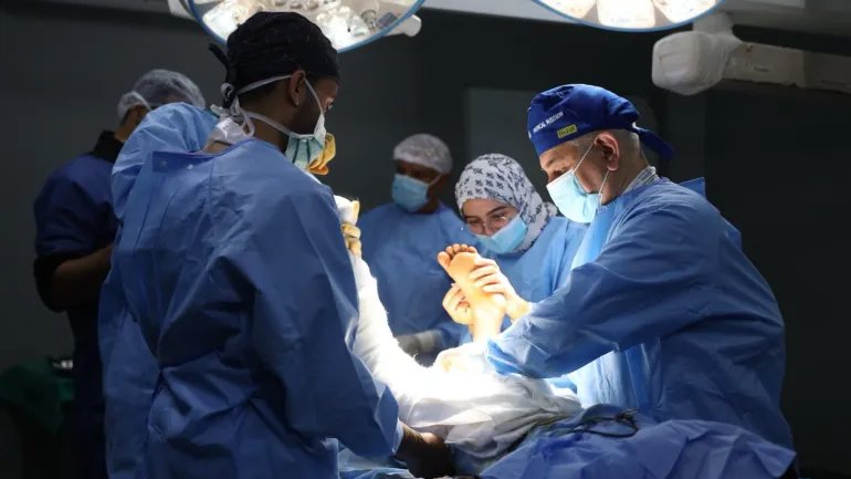 Image in @MarioNawfal's post: 🚨🇵🇸Reusing Scalpels, Operating with No Anesthesia
"In Gaza today, medics often carry out surgical …