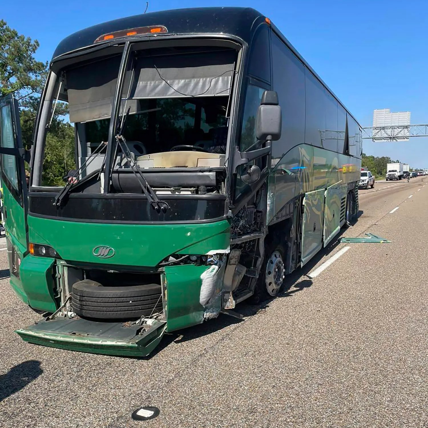 Image in @MarioNawfal's post: 🚨🇺🇸BREAKING: 11-INJURED IN COLLEGE FRAT BUS CRASH
College kids were injured after a bus en route t…