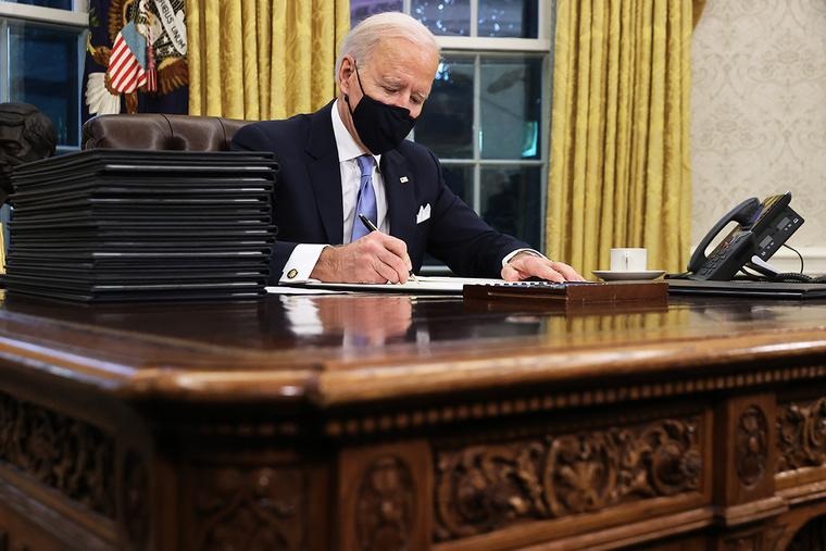 Image in @MarioNawfal's post: 🇺🇸 TRUMP ACCUSED BIDEN OF DEFECATING ON WHITE HOUSE RESOLUTE DESK
During a speech he gave at the f…