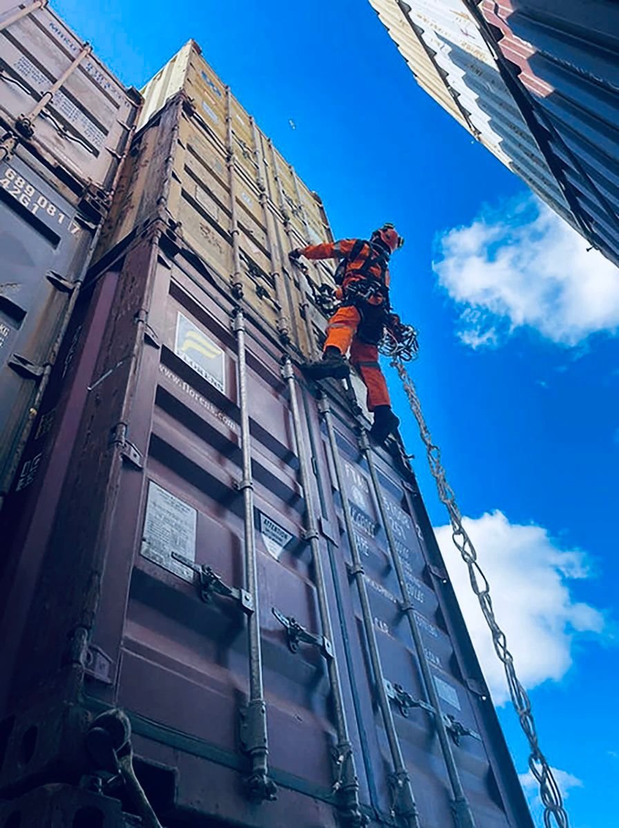 Image in @MarioNawfal's post: 🇺🇸 CONTAINERS REMOVED TO REOPEN BALTIMORE SHIPPING LANE
Salvage crews began removing containers fr…