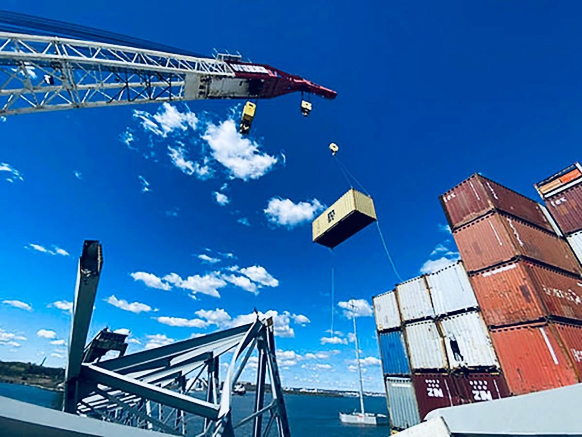 Image in @MarioNawfal's post: 🇺🇸 CONTAINERS REMOVED TO REOPEN BALTIMORE SHIPPING LANE
Salvage crews began removing containers fr…