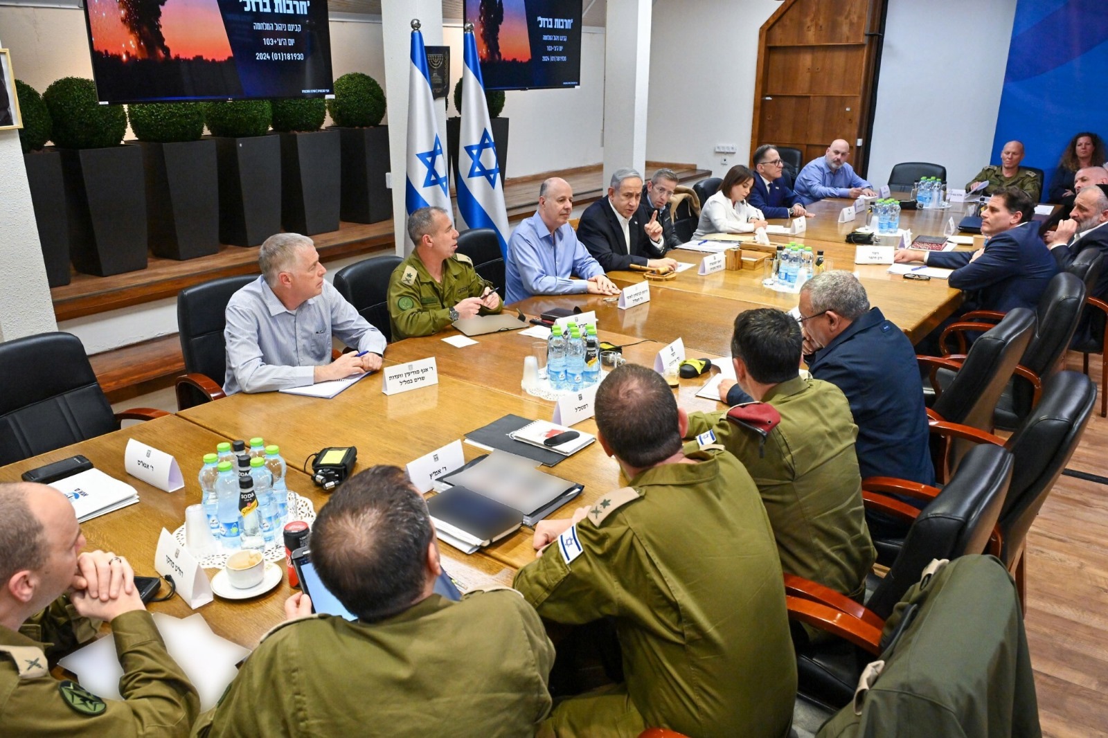 Image in @MarioNawfal's post: 🚨🇮🇱 BREAKING: ISRAELI WAR CABINET TO ATTACK IRAN TONIGHT
Reports suggest that the Israeli war cabi…