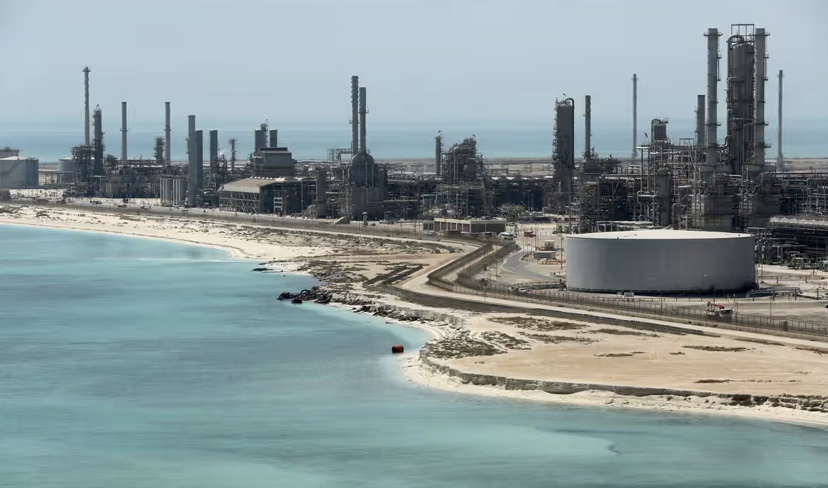 Image in @MarioNawfal's post: OIL PORTS, MEET YOUR WATERY DOOM
Rising seas are set to swamp major oil hubs like Saudi Arabia’s R…