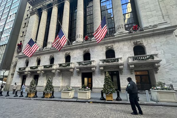 Image in @MarioNawfal's post: 🇺🇸WALL STREET’S CLIMATE PLEDGES MELT: BIG BANKS EXIT NET-ZERO ALLIANCE
Goldman Sachs, Citigroup, a…