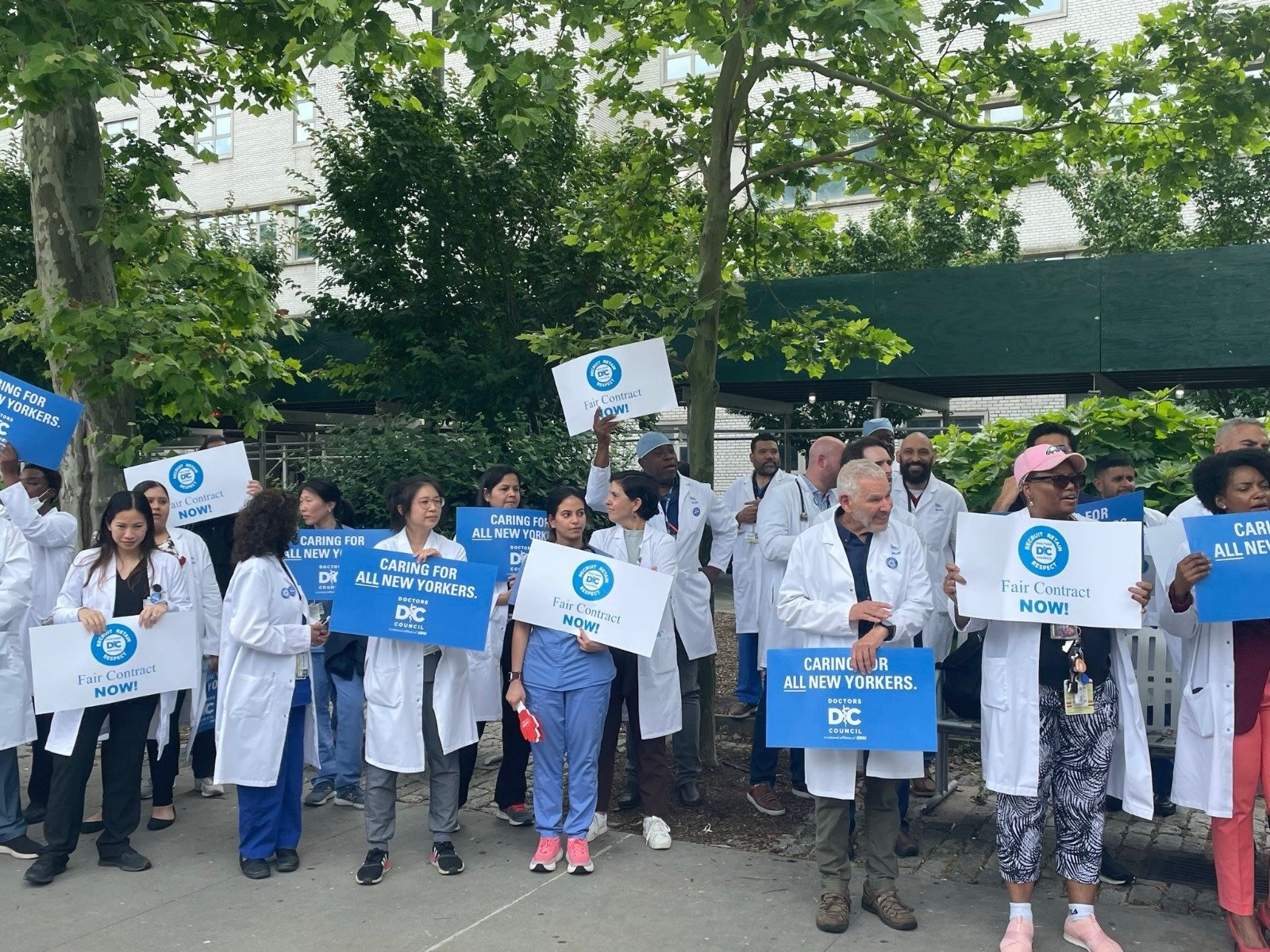 Image in @MarioNawfal's post: 🚨🇺🇸NYC DOCTORS STRIKE COULD HIT 4 PUBLIC HOSPITALS — AND PATIENTS HARD
Over 1,000 doctors at NYC p…