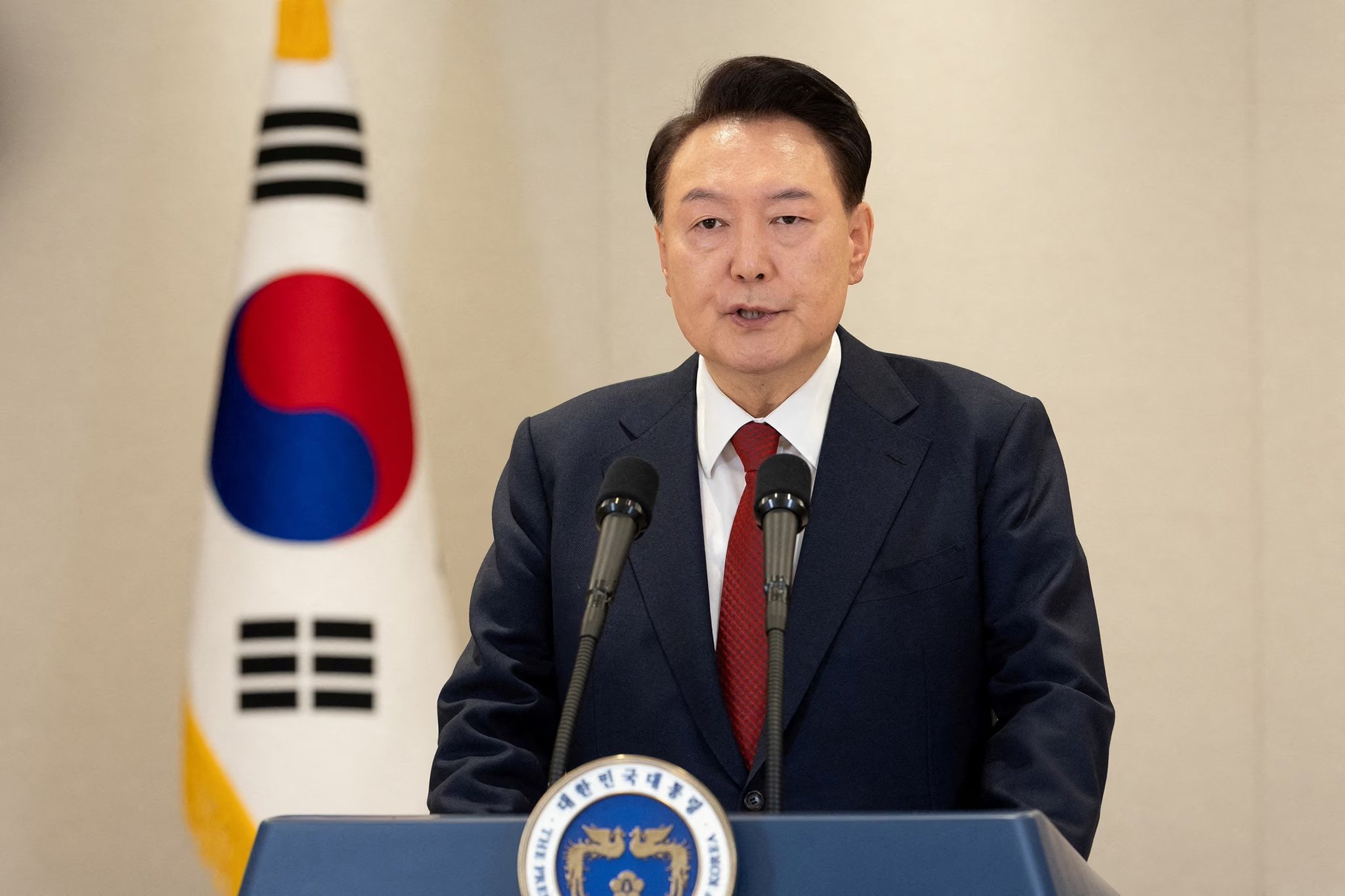 Image in @MarioNawfal's post: 🚨SOUTH KOREAN INVESTIGATORS PUSH FOR IMPEACHED YOON'S ARREST
Investigators have urged acting Presi…