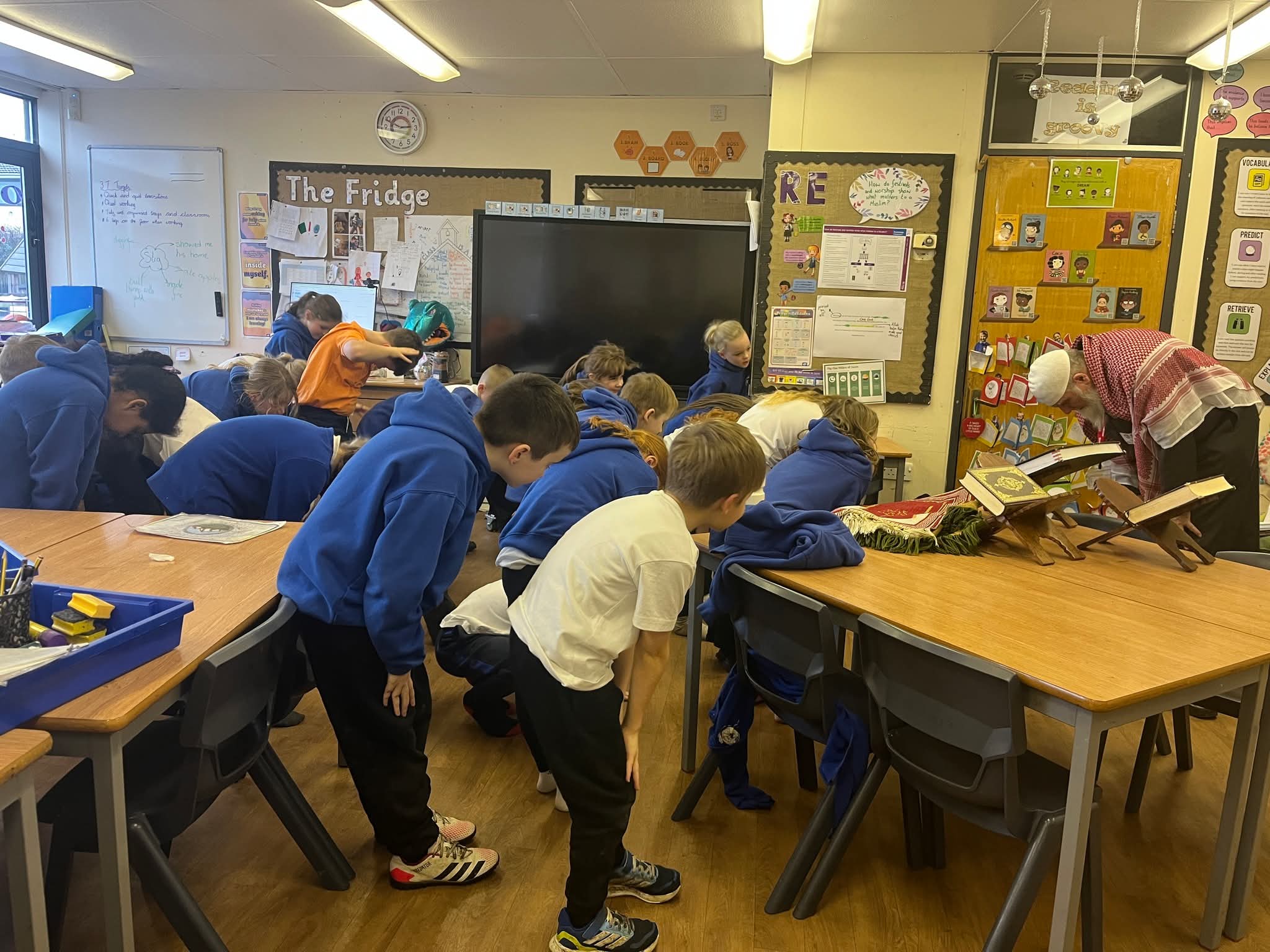 Image in @IfindRetards's post: Year 3 students at this CHRISTIAN school in the UK being taught about Islam including how to wear a…