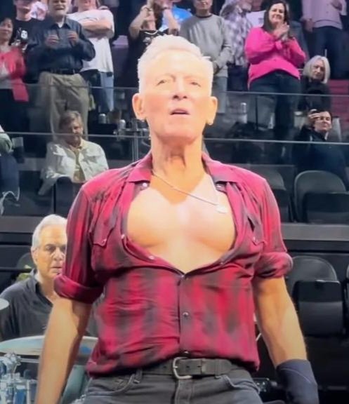 Image in @IfindRetards's post: Why does Bruce Springsteen look like a middle aged lesbian? https://t.co/MGAKZWGDBV