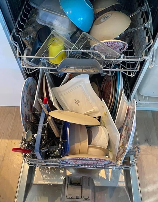 Image in @IfindRetards's post: If you stack the dishwasher like this, you're retarded. https://t.co/SRIawfPgEk