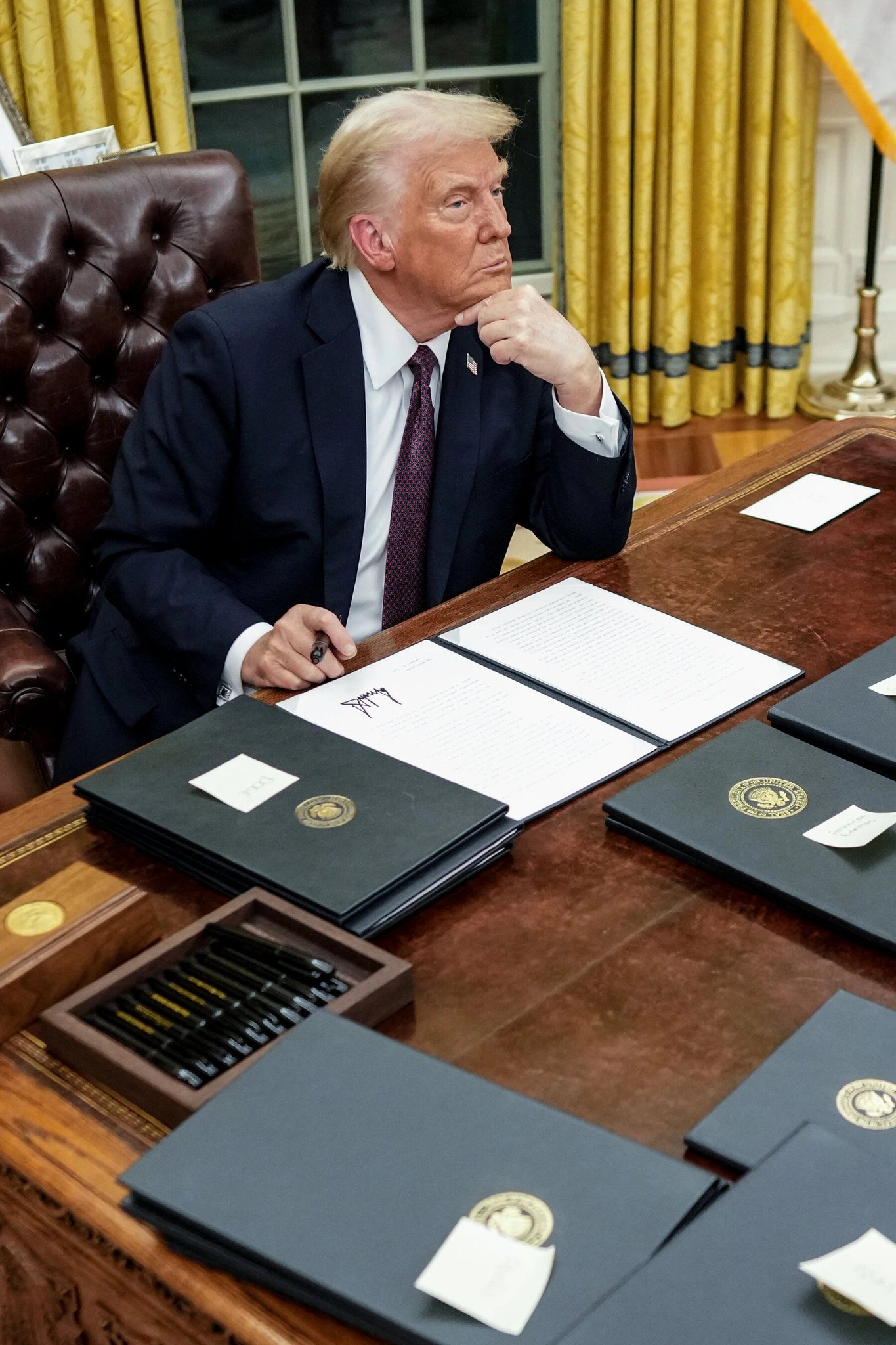 Image in @MarioNawfal's post: 🇺🇸🇮🇷 Trump just decided how this war ends, and it's not how anyone expected...
Trump has reportedl…