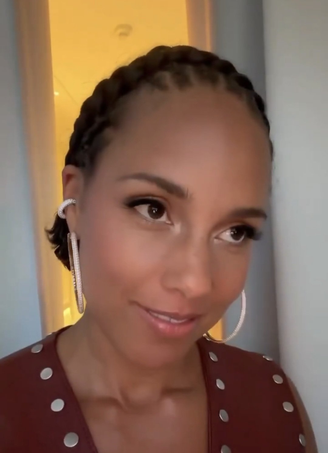 Image in @IfindRetards's post: Alicia Keys is worth around $75m alone.
She says women in America don't have equal rights.
She …