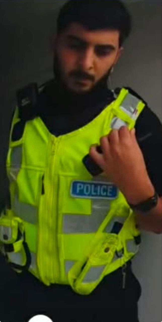 Image in @IfindRetards's post: A man in the UK was tackled to the ground and arrested for calling a cop a "clown"
He was on his o…