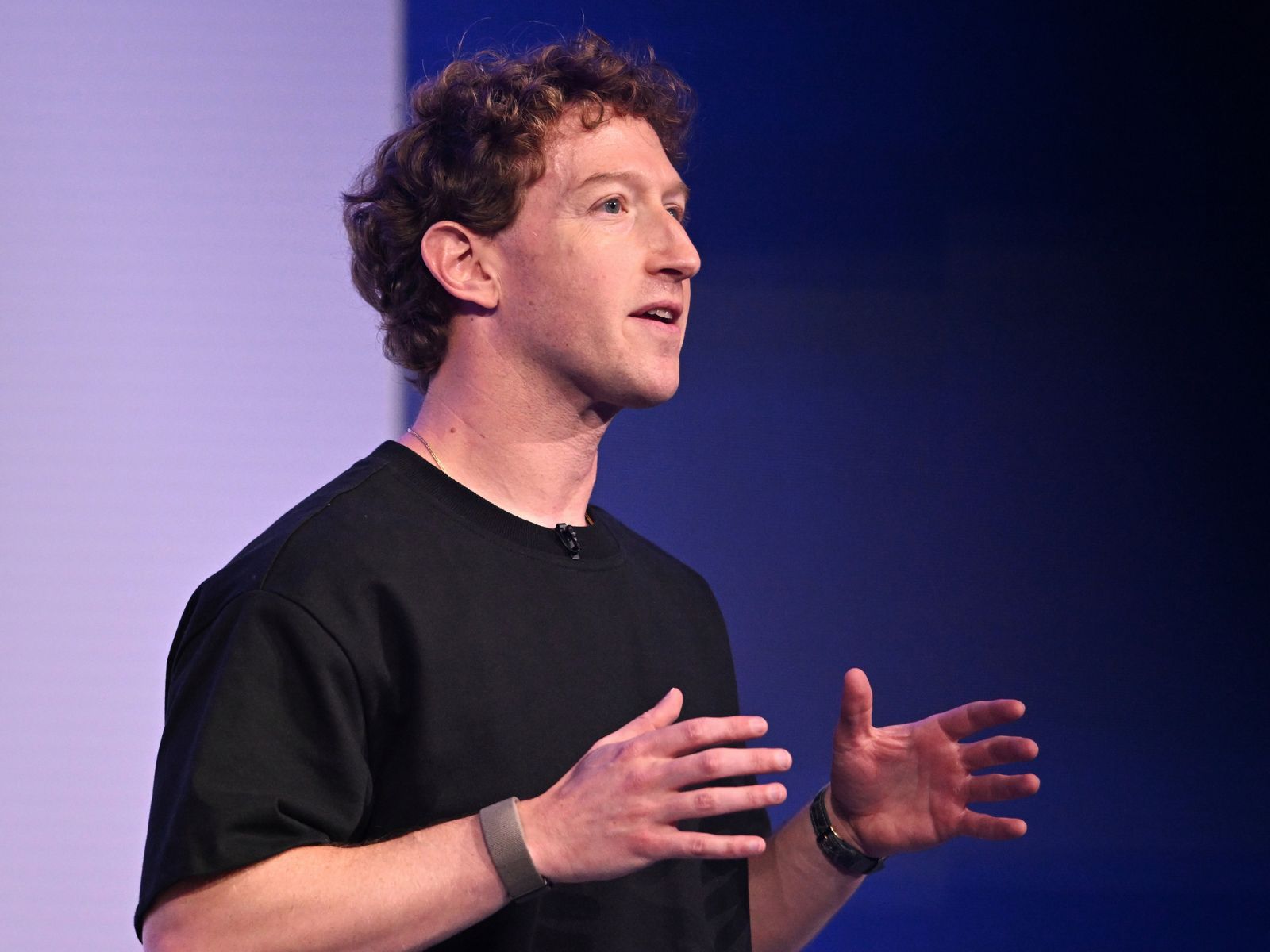 Image in @MarioNawfal's post: 🇺🇸 Silicon Valley’s biggest names are now openly split over who should keep AI under control...
Me…