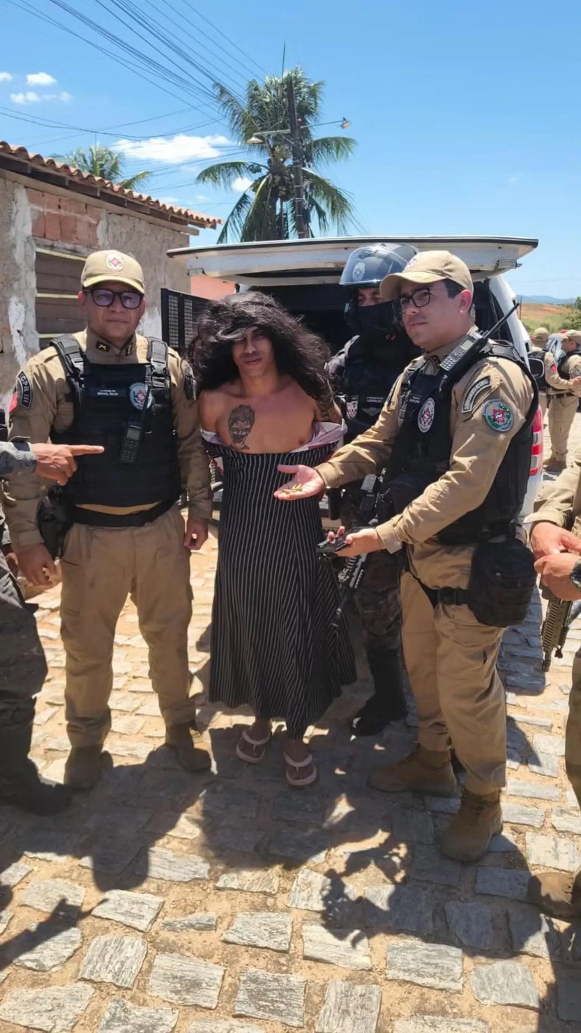 Image in @MarioNawfal's post: 🇧🇷 PEEKABOO: It took one officer, one doubt, and one sharp tug on a fake wig to finally end an 80-b…
