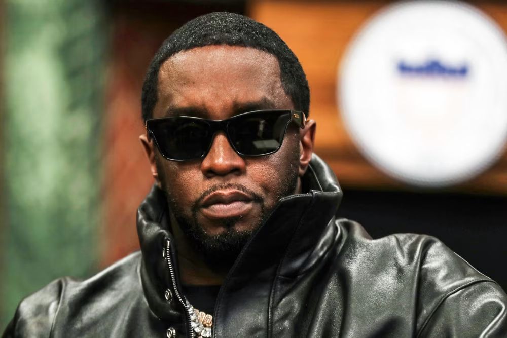 Image in @MarioNawfal's post: 🇺🇸 Diddy hasn't spoken to his own lawyers in 4 months, and he's in prison with nothing but time.
T…
