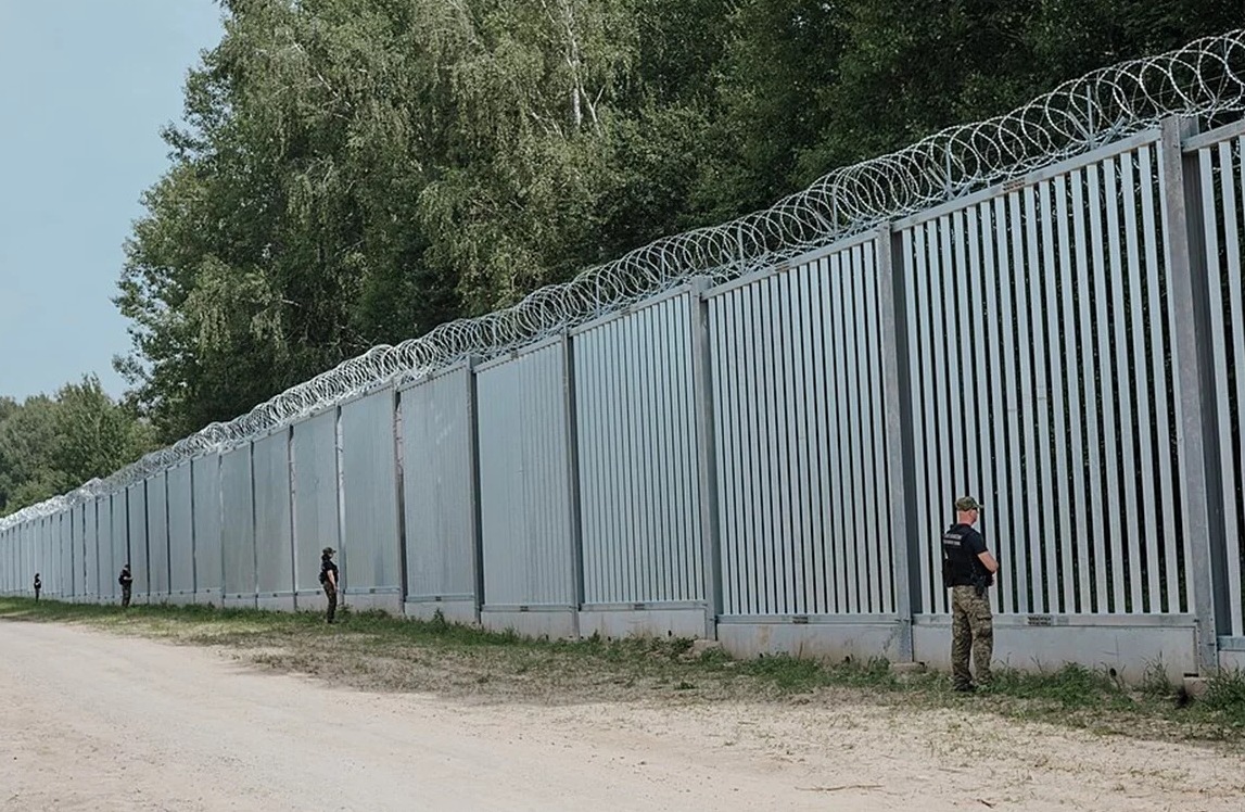 Image in @MarioNawfal's post: 🇵🇱🇺🇦 Poland is planning the installation of a ~70-mile-long electronic security system along its bo…