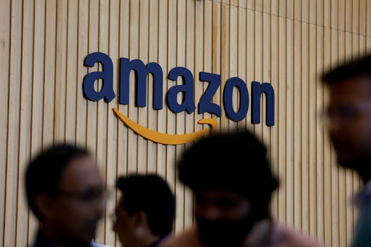 Image in @MarioNawfal's post: 🇺🇸 Amazon's own chatbot snitched on Amazon, and now 2 senators want answers.
A study from Lina Kha…