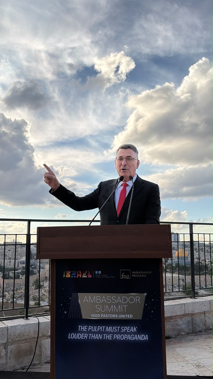 Image in @gidonsaar's post: בהר הזיתים בירושלים בפני ״ועידת השגרירים של ידידי ישראל״: יותר מאלף מנהיגים נוצרים, מנהיגי קהילות …