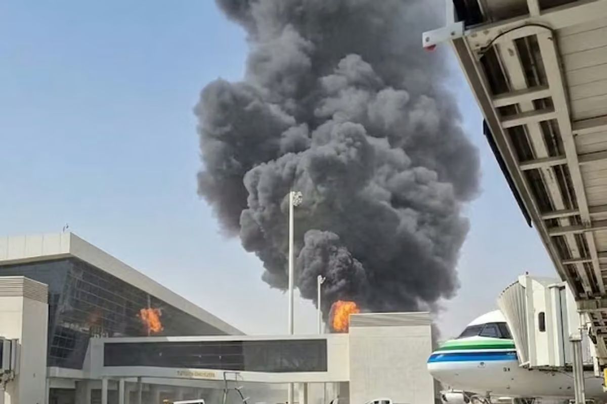Image in @MarioNawfal's post: 🚨🇸🇦🇾🇪 Saudi just extended its shutdown of Riyadh’s airport as Houthi missile strikes loom large
Ov…