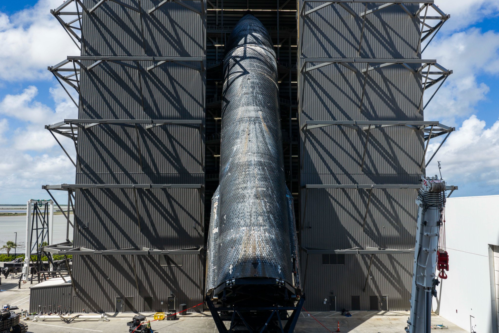 Image in @MarioNawfal's post: 🔥🇺🇸 @SpaceX isn’t making history… that would be an UNDERSTATEMENT!
They are rewriting history with…