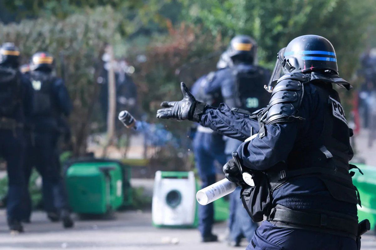 Image in @MarioNawfal's post: 🇫🇷French police are rearming with stun grenades to maintain control of the streets
The interior mi…