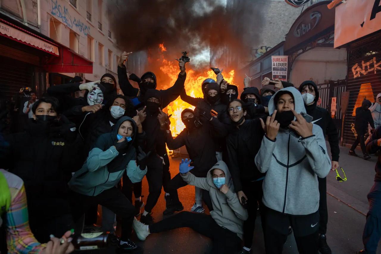 Image in @MarioNawfal's post: 🚨🇫🇷 BBC reporter: "They were mostly peaceful."
How could anyone look at France right now and come …