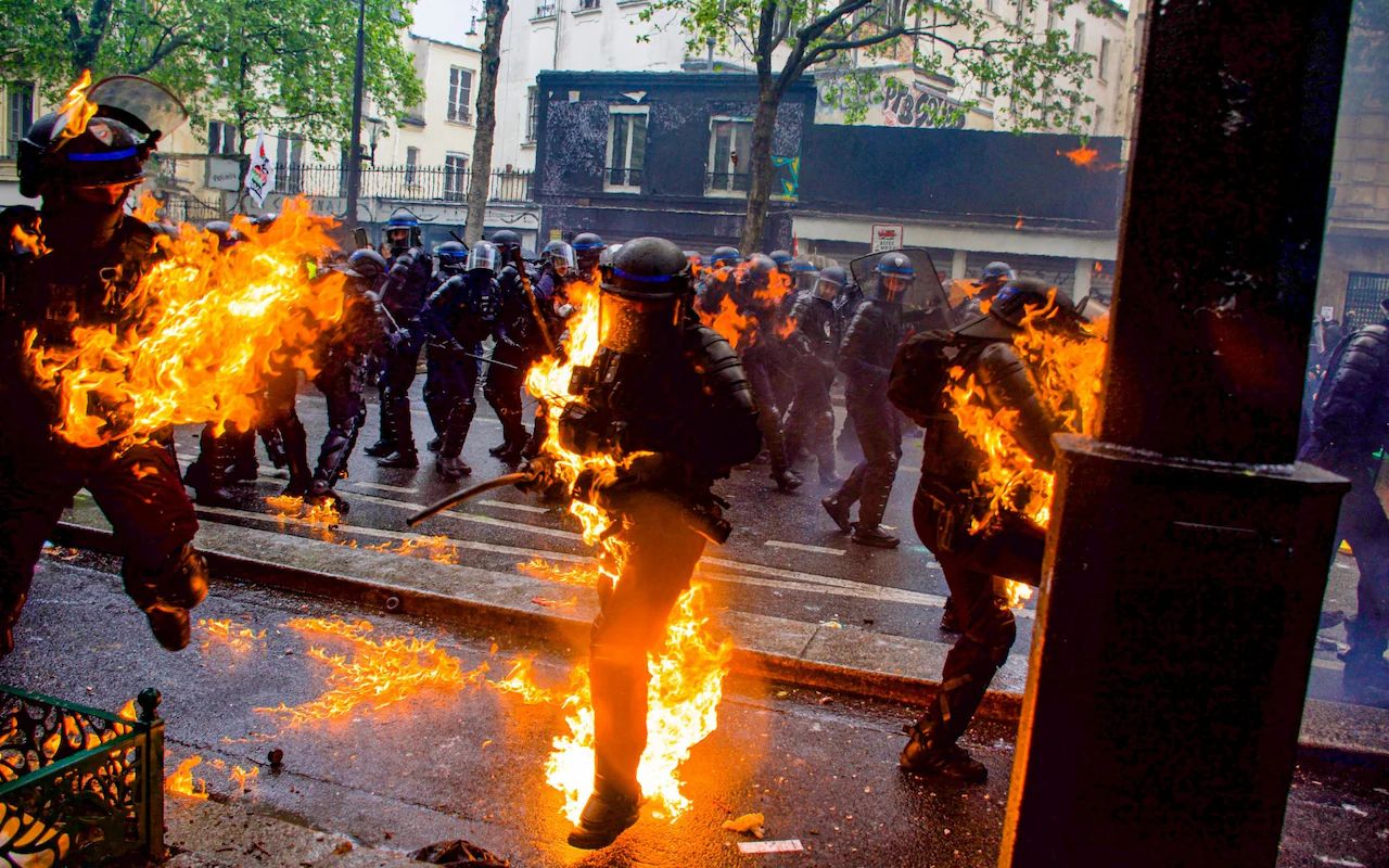 Image in @MarioNawfal's post: 🚨🇫🇷 AK-47s on the streets of France. Are you f**king kidding me??
French security sources reveal p…