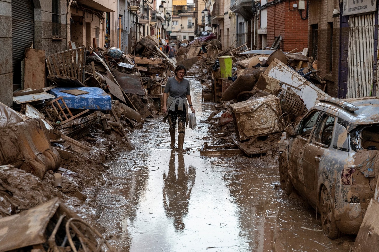 Image in @MarioNawfal's post: 🇪🇸 Residents are trapped in their homes and on rooftops as torrential rain floods towns across east…