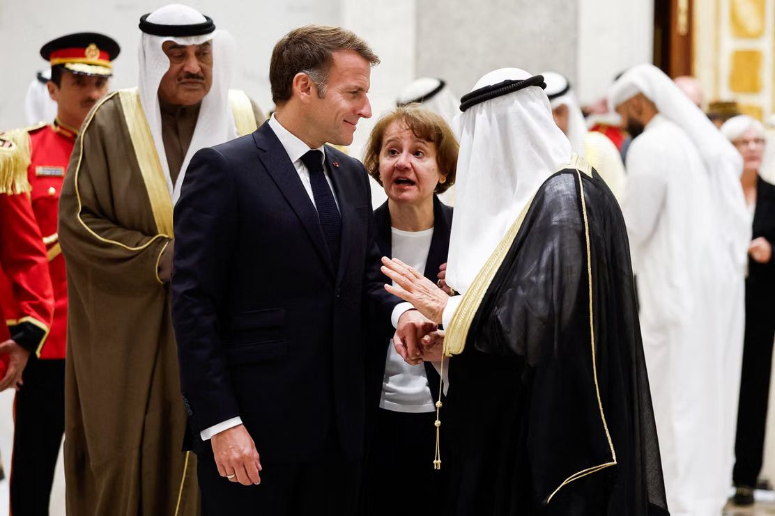 Image in @MarioNawfal's post: 🇫🇷 France is in chaos, stores are looted, and THOUSANDS are under arrest.
Macron’s response? Jet o…
