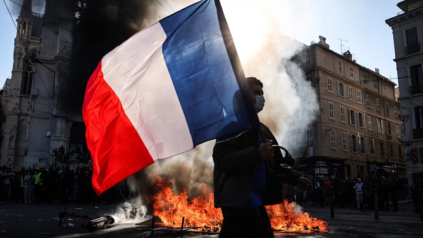 Image in @MarioNawfal's post: 🚨🇫🇷 After VIOLENT street clashes, France is allowing PARTIAL protest bans in Paris.
PM Sébastien L…