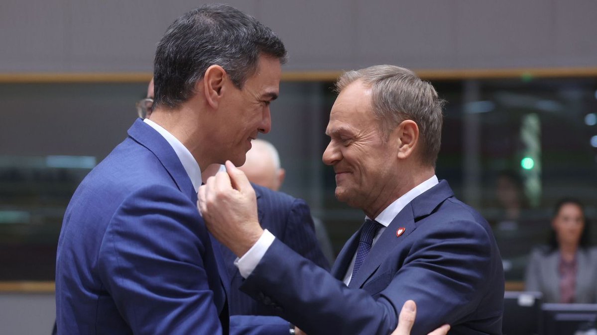 Image in @MarioNawfal's post: 🇪🇸🇵🇱 Spain and Poland's leaders nearly descended into INSULTS during a heated EU fight over immigra…