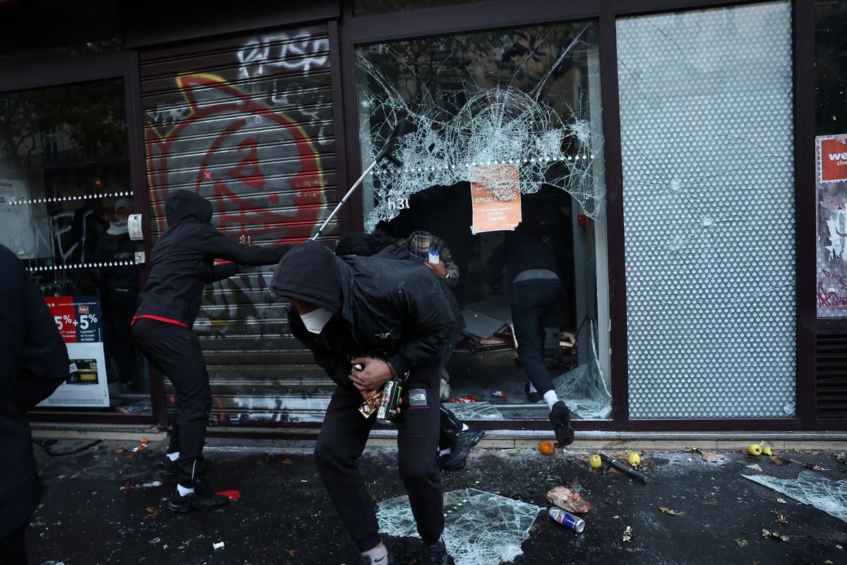 Image in @MarioNawfal's post: 🇫🇷 Paris shopkeepers aren’t counting on Macron to save the weekend. They’re buying self-defense WEA…