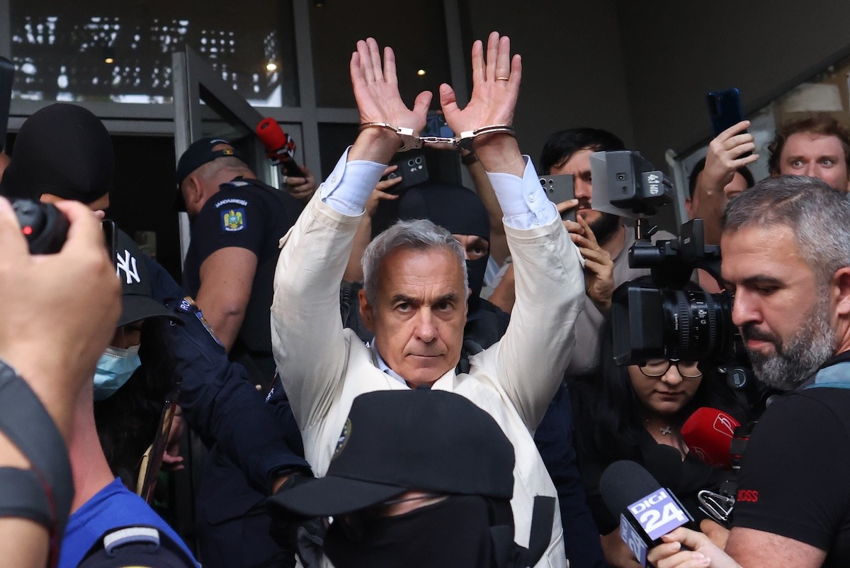 Image in @MarioNawfal's post: 🚨🇷🇴 BREAKING:
Georgescu will remain BEHIND BARS...
You read that right: the person who won the fi…
