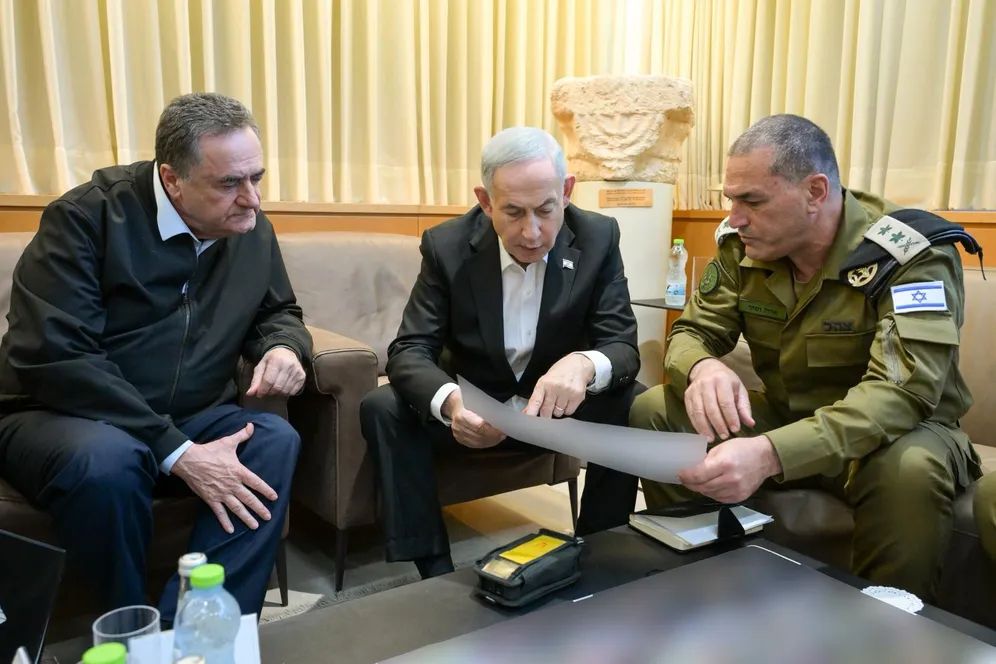 Image in @MarioNawfal's post: 🇮🇱🇮🇷 Israel’s army chief reportedly wants written guarantees before following orders on Iran.
Eyal…