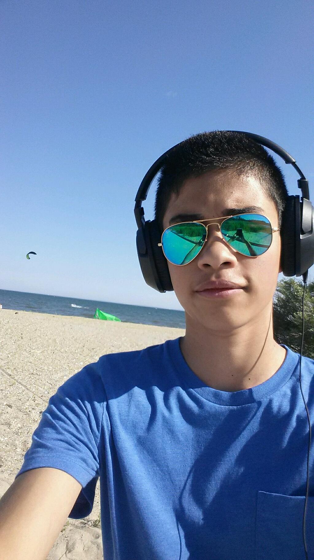 Image in @sneako's post: Pay attention to me I'm at the beach #drebeats #headphones #dankmusic #raybans #WeWillAlwaysSupport…